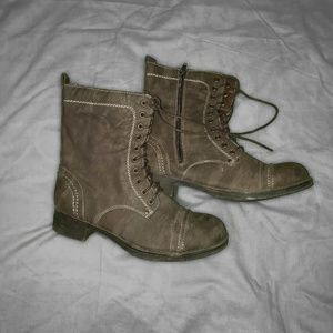 Gray Combat Boots 🌸 Cathy Jean 🌸 Size US 9
